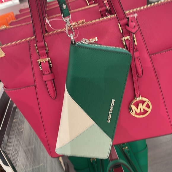 MICHAEL KORS LARGE TRAVEL CONTINENTAL WRISTLET WALLET PHONEHOLDER Palmetto Green - Picture 4 of 16